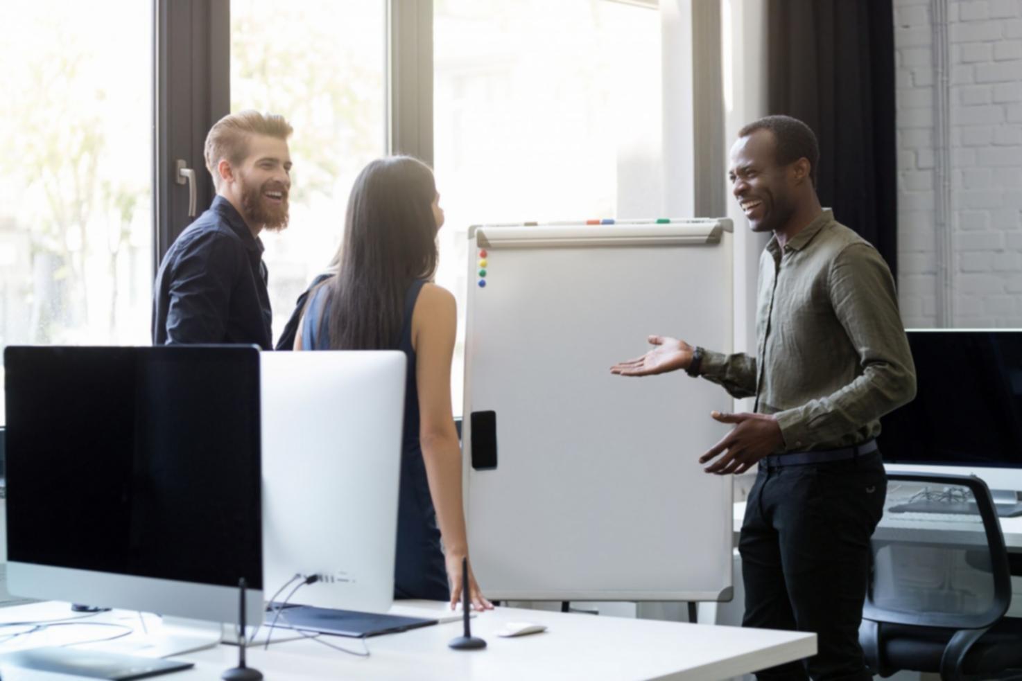 Professionelle Beratungssituation mit detaillierter Datenanalyse