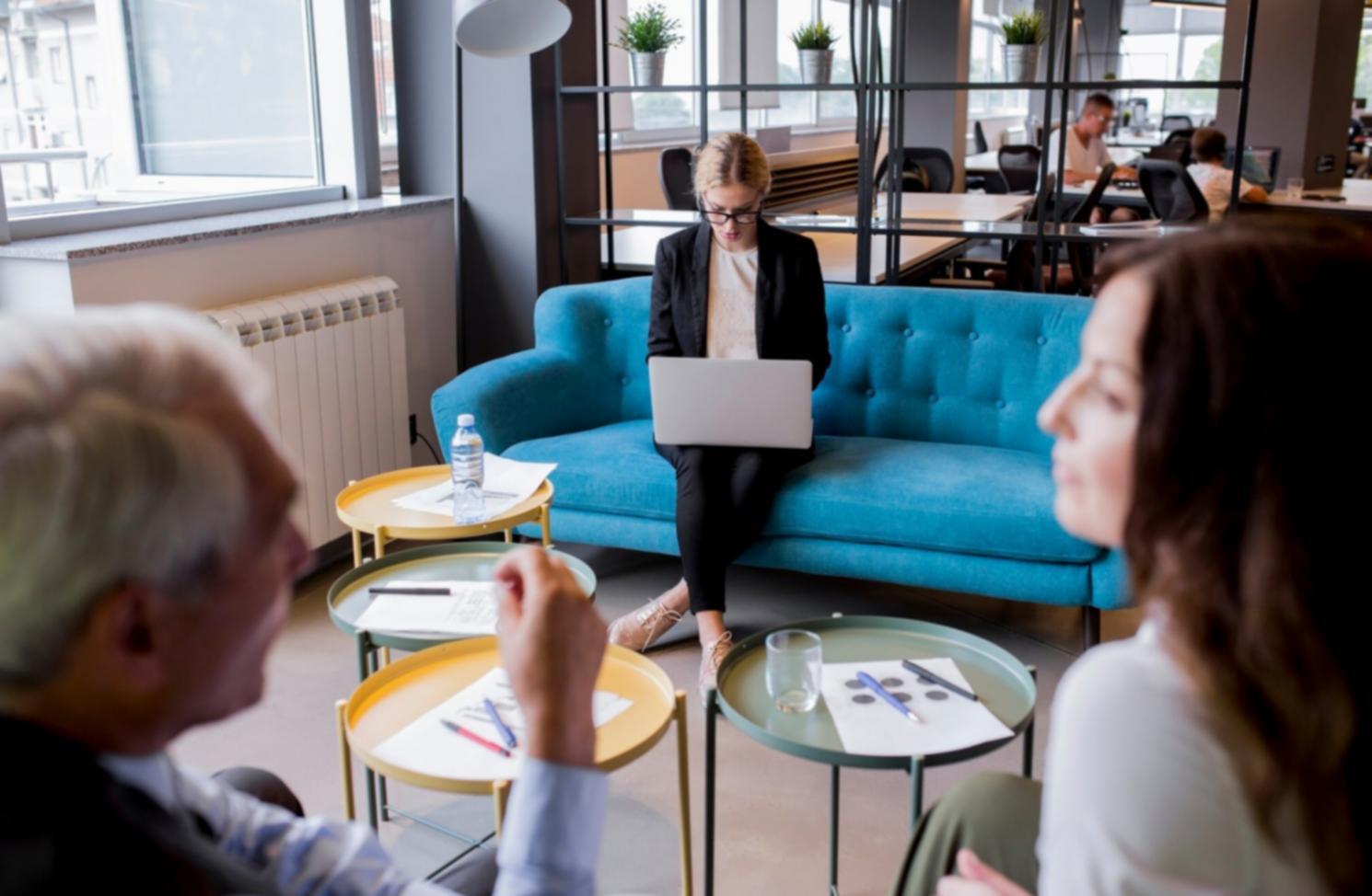 Arbeitsumgebung mit Finanzunterlagen und Analysen